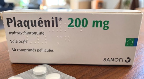 Chloroquine en ligne - comprimés sur fond blanc